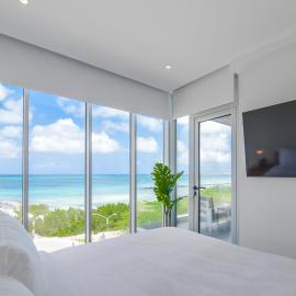 Luxury 2BS Oceanfront Condo at The Reef, hotel v destinaci Palm-Eagle Beach