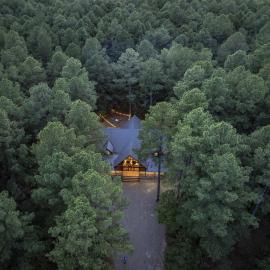 2 miles Choctaw Landing, 6BR Cabin, SL18, HotTub, hotel in Broken Bow