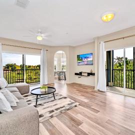 2BR Modern Pet-Friendly Condo 6 mins from Disney, hotel din Orlando
