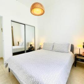 A1-Cozy 1 Bed-Fast WiFi Walk to Markets Eateries, hotel in San Juan