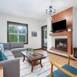 Heavenly Mountain Condo - Outdoor Hot Tubs & Steam Room, hotel v destinaci Canmore
