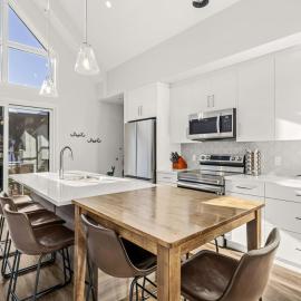 Cloudline Vista 3 BdrmTownhouse w Private Garage Views Pool Walk Downtown