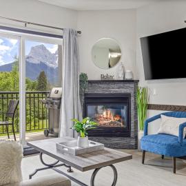 Outstanding Mountain Condo - Pool, Hot Tub & Waterslide!, hotel in Canmore