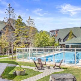 Mystic Chalet- Views, Pool, Hot Tub, Pets - managed by Little Sister Getaways