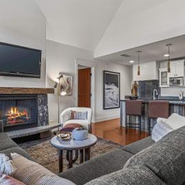 Elevated Penthouse - Pool, Hot Tub & Relaxing Atmosphere!