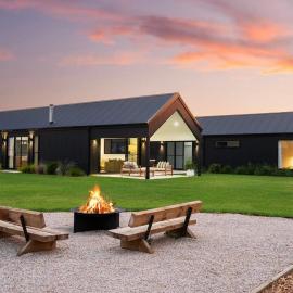 Jarli Barn - Refined Wine Country Retreat with Pool, hotell i Mudgee
