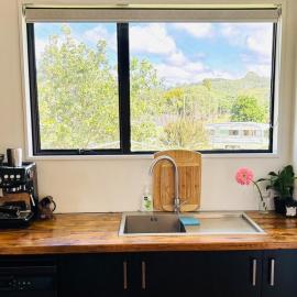 Family bach 2 mins from Whangapoua Beach, hotel v destinaci Whangapoua