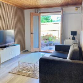 Orchid Studio with private entrance and yard, hotel a Narre Warren