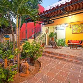 Beachside Bliss Suite 1 Block from Malecon, hotel La Pazban