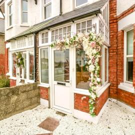 Homely 4 Bedroom large house inc FREE Parking - Great Location - Fast WiFi - Smart TV - sleeps up to 7! Close to Bournemouth & Poole Town Centre & Sandbanks, hotel u gradu Bornmut