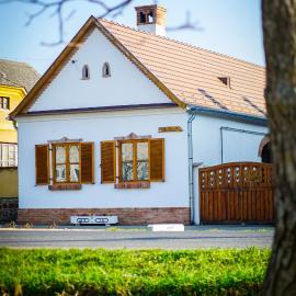 Antik Porta-Hangulatos parasztház kerttel,borospincével és infraszaunával: Szakony şehrinde bir otel