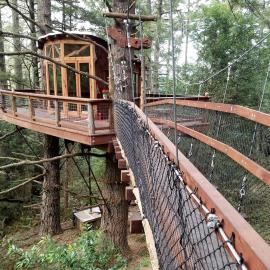 Viesnīca Secluded Treehouse Hideaway with Firepit and Forest Views in Bodega Bay, California pilsētā Bodegabeja