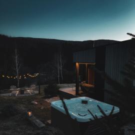 Kota Garana-Couples Mountain Hideaway with Hot Tub, hotel din Gărâna