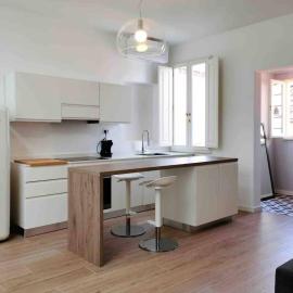 Elegant 2BR Apartment 2 Bathrooms Sleeps 6, hótel í Flórens