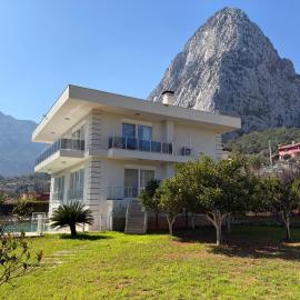 Villa Leom - Mountain Villa with Pool in Antalya, Hotel in Gedeller