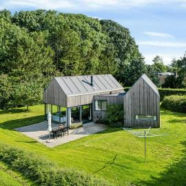 Architect-Designed House Near Dyngby Beach，歐德爾的飯店