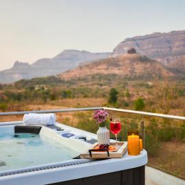 Palazzo in the Mountain by VEO - Part of StayVista, hotel v mestu Karjat