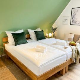 Großes Apartment,Ferienwohnung Mut 90 qm2, großer Aufenthaltsbereich für Firmen, Gruppen, Familien, Nahe Ulm, 3 Schlafzimmer, WLAN,Hotel-TV,Einzelbetten,Garten,ruhige Lage,Bettwäsche,Handtücher inklusive,Self Check-in,Nahe BWK,Uni,Legoland, hotel em Blaustein