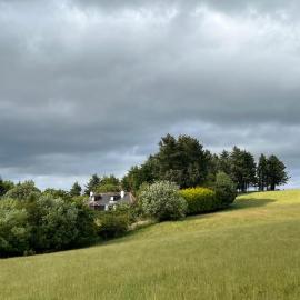 Cowden Farmhouse, near Stonehaven., хотел в Glenbervie