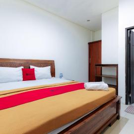 RedDoorz Plus near Green Pramuka Square Mall