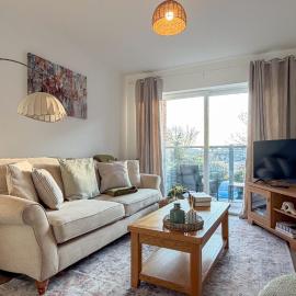 Hoylake Apartment with Balcony & Parking by Rework Accommodation