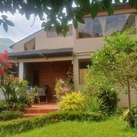 Casa Familiar con Jardin, hotel in Baños