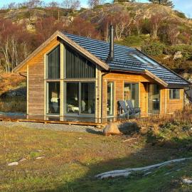 Architect-Designed Cabin By Sæstadvannet, hotel in Egersund