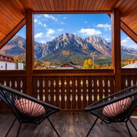 The Bear Chalet with Private Hot Tub, hotel em Buşteni