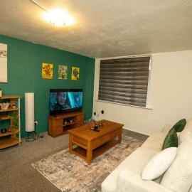 3 Bed House with Free Parking , 10 Min to i54 , Sleeps 5 , Ideal for Contractors & Families, hotel in Tettenhall