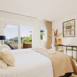 Luxury seaview apartment in Marbella located in a secure gated community with swimming pool and large terrace Perfect for families visiting Marbella and Puerto Banús, hotel a Marbella