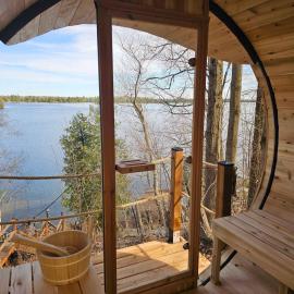 OTTER'S HOLT - Lakeside retreat with hot tub & sauna، فندق في Portland