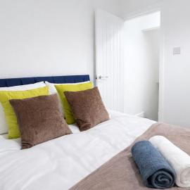 Barnsley Stay l Sleeps 6 l Parking & Fast WIFI، فندق في بارنسلي