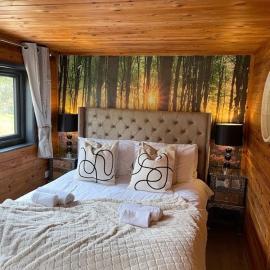 Otter 1 - Private Hot Tub - Bali Inspired Lodge - Bath - Longleat - Wiltshire, Hotel in Warminster