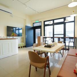 七色海橋海景民宿, hotel di Jinning