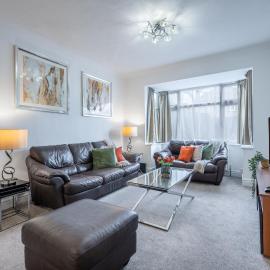 Modern 3 bed house Enfield 25 Mins to London، فندق في Brimsdown Station