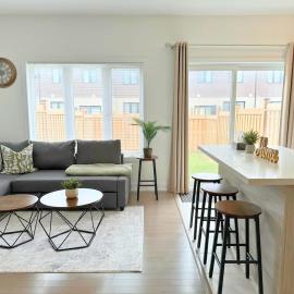 Cozy 3BR Barrie Hub - Private Yard - Easy 2-Car Parking, ξενοδοχείο σε Barrie