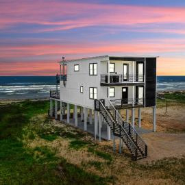 Surfside Beachfront Retreat - 4 Private Decks with Ocean Views - 5BR, hotell i Freeport