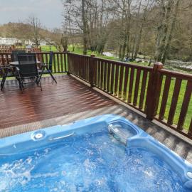 3 Riverside Lodge, hotel a Boncath