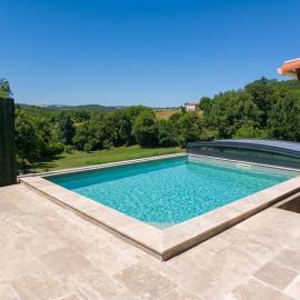 Charmant gîte de Lacrouzette avec piscine chauffée et bain balnéo proche d'Albi，Saint-Benoît-de-Carmaux的飯店