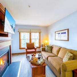 AS 241 Pool-View King Ski-InOut Village Center, hotelli kohteessa Snowshoe