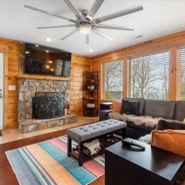 Stunning Mountain Retreat! Packed with Fun! Air Hockey Table! - Two Sisters Chalet, hotel u gradu 'Fancy Gap'