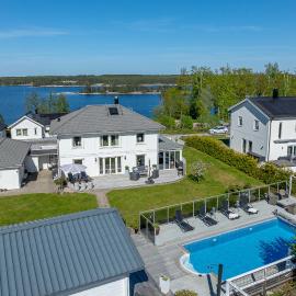 Västervik में, होटल Fristående hus med stor trädgård och pool