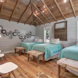 Clover Haus 2 Blks to Main St with Pool and Spa!