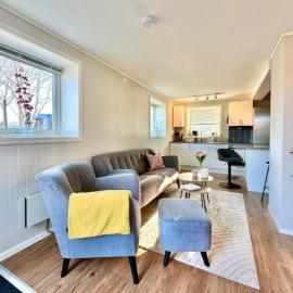 3 Beds - Near Airport - Free Parking - Central Leknes, Hotel in Leknes