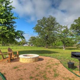 Luxurious & Intimate Cottage in Fred Wine Country!, hotel in Luckenbach