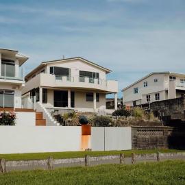 Oceanfront Retreat - Beach Access - 2BR Bell Block、ニュープリマスのホテル