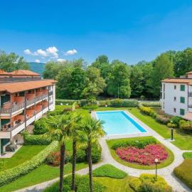 Casa Fiorita: Leggiuno 100 meters from lake Apartment with shared Pool - Happy Rentals, hotel Leggiuno városában