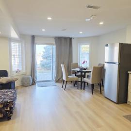 2 Bed, 1 Bath- Main floor, 2 Parking- Licensed, hotel a Oakville