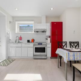 Coastal Garden Suite: Steps to the Beach & Seawalk, hotel in West Vancouver