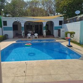 Casa Los Rosales in Surf City, hotel in La Libertad
